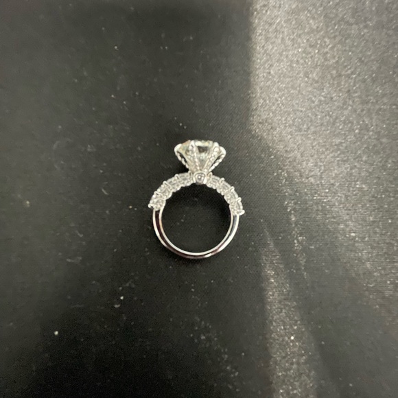 Moissanite - Picture 5 of 12